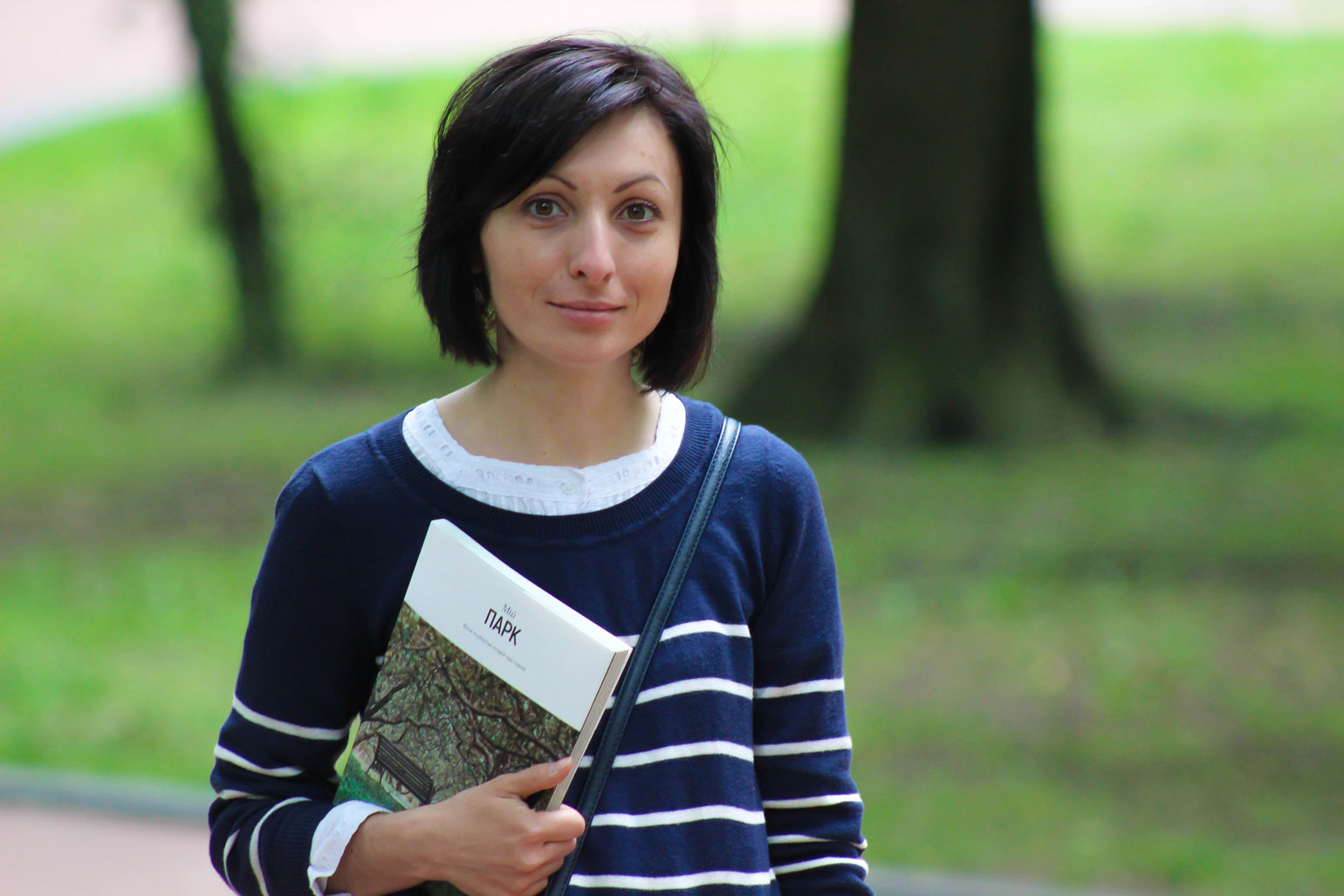 Ольга Криворучко архітекторка гортає видання "Мій парк. Вісім особистих історій про парки"