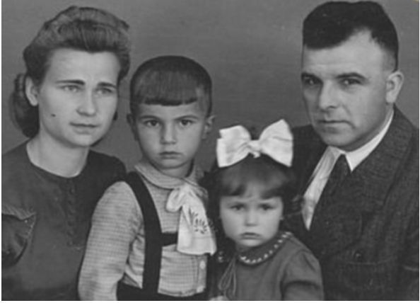 Ліна Костенко з родиною, у тім числі з татом Василем Костенком.