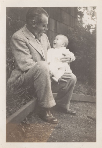 Крихітна Урсула К. Ле Гуін, 1929 рік. На руках у батька Альфреда Крейбера