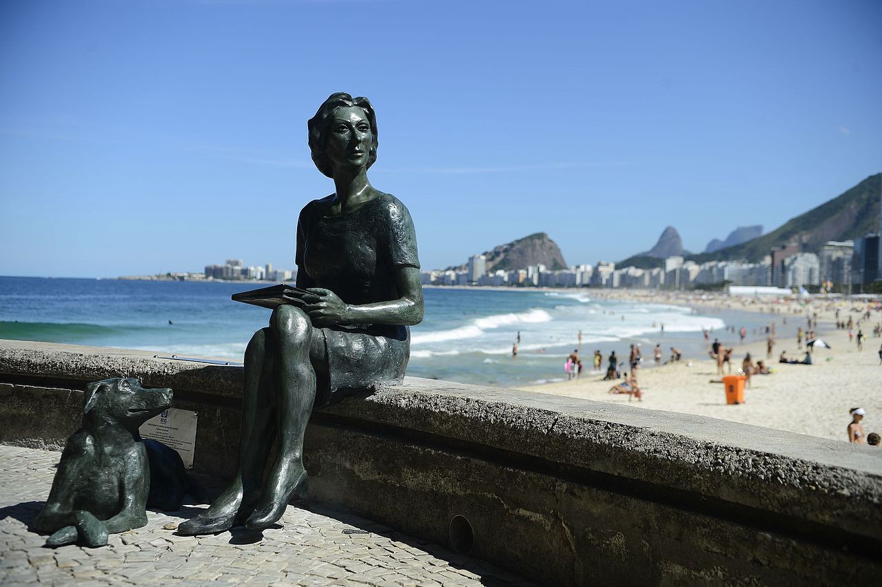 Статуя Клариси Ліспектор з видом на пляж у Бразилії, фото: Фернандо Фразао