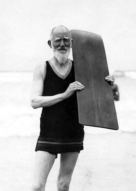 Бернард Шоу з дошкою для серфінгу на пляжі Муйзенберг, 1931