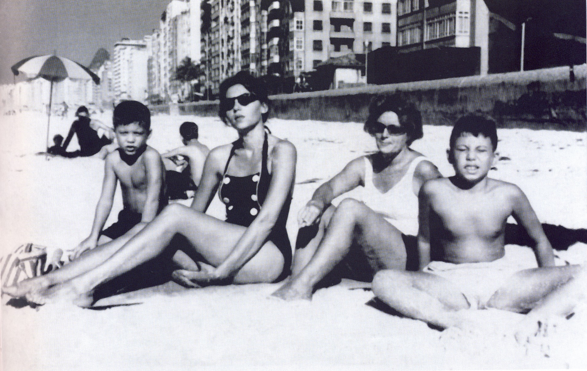 Клариса Ліспектор з синами на пляжі в Копакабані, Ріо-де-Жанейро, 1959