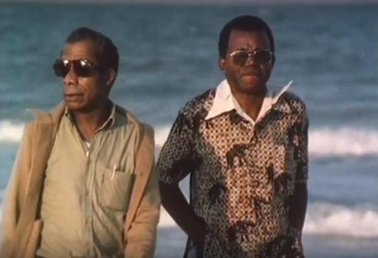 Джеймс Болдуїн та Чинуа Ачебе на пляжі у Флориді
