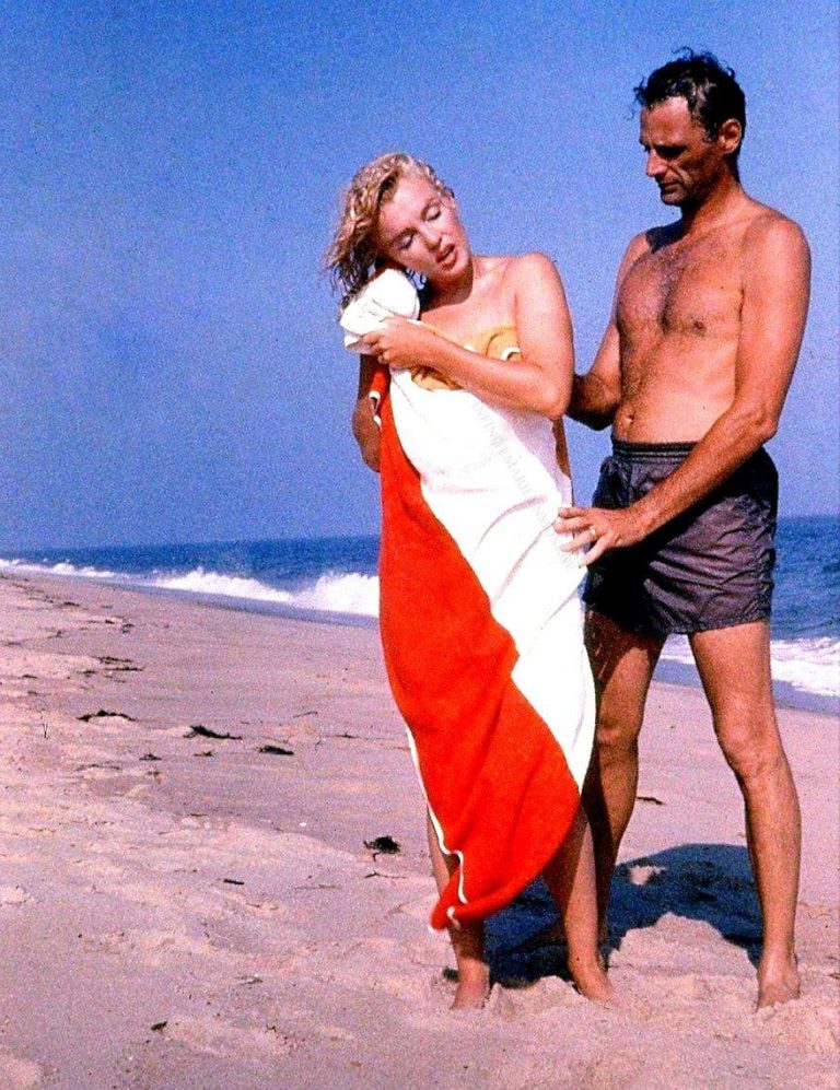 Артур Міллер та Мерілін Монро на пляжі Amagansett у Східному Хемптоні, фото: Сем Шоу, 1957
