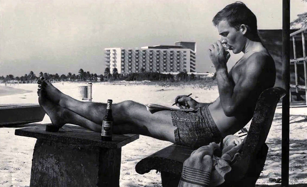 Молодий Гантер Томпсон на пляжі під час писання