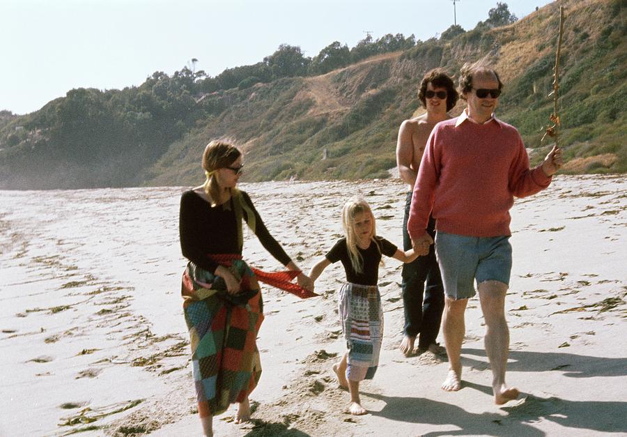 Джоан Дідіон та Джон Грегорі Данне на пляжі з донькою, 1972, фото: Генрі Кларк