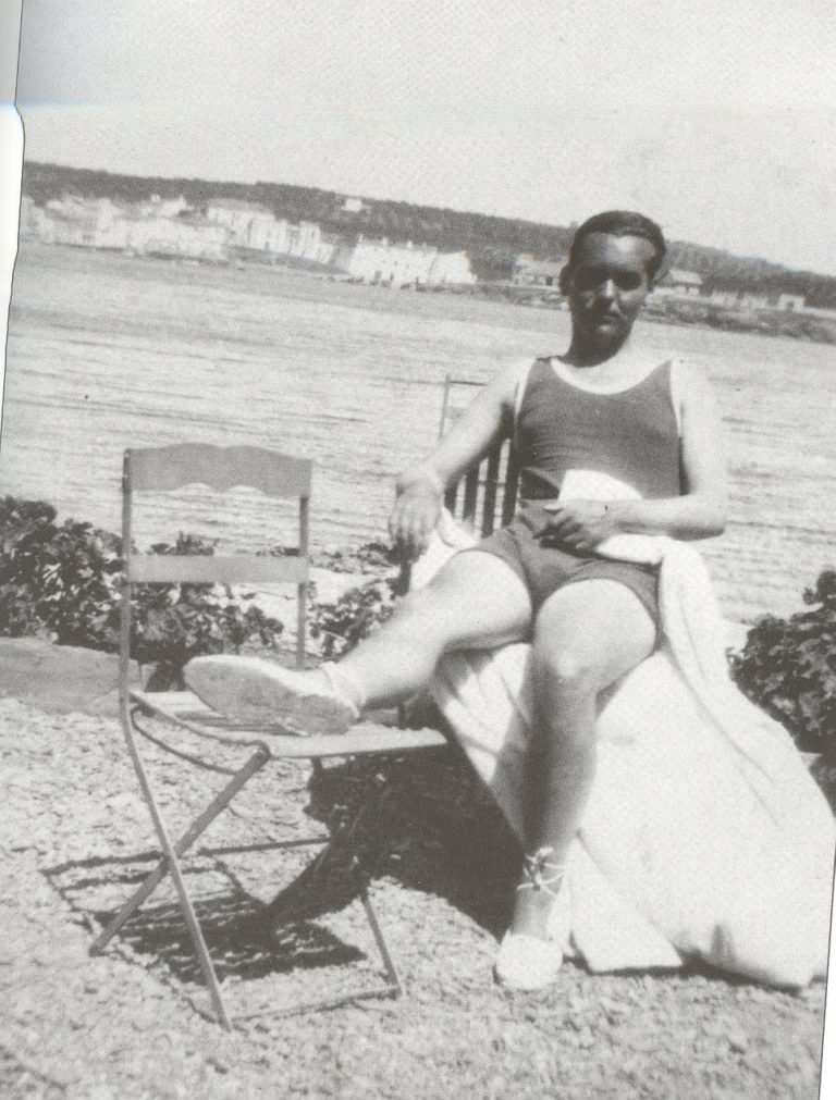 Федеріко Гарсія Лорка на пляжі в Кадакесі, де він відпочивав разом із Сальвадором Далі, 1927