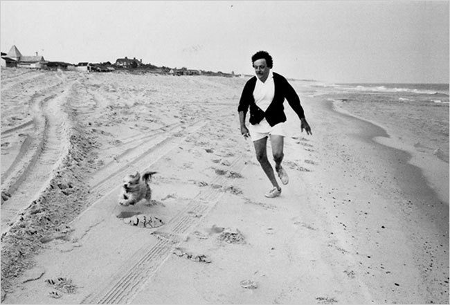 Курт Воннеґут на пляжі зі своїм собакою, фото: Джил Кременц