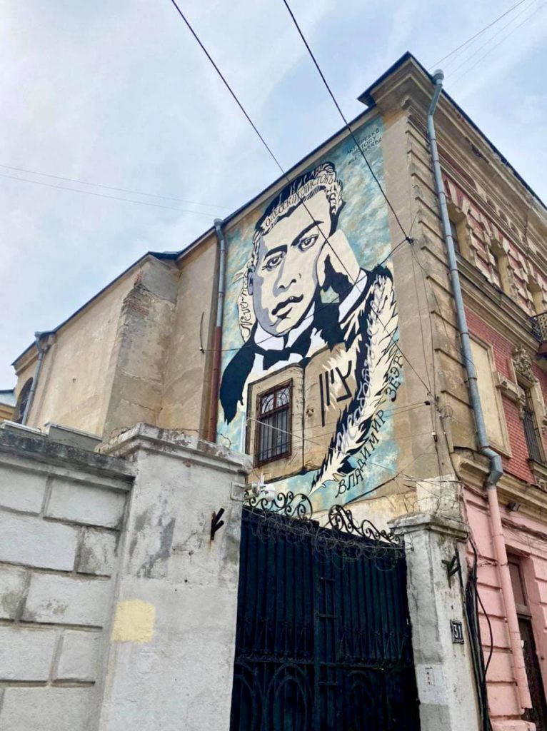 В Одесі відкрили мурал і годинник, присвячені пам’яті письменника Жаботинського