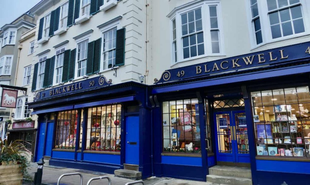 Найбільшу британську книжкову мережу продають уперше за її 143-річну історію