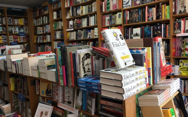 У Лондоні книгарня Newham Bookshop проводить благодійний розпродаж на допомогу українським біженцям