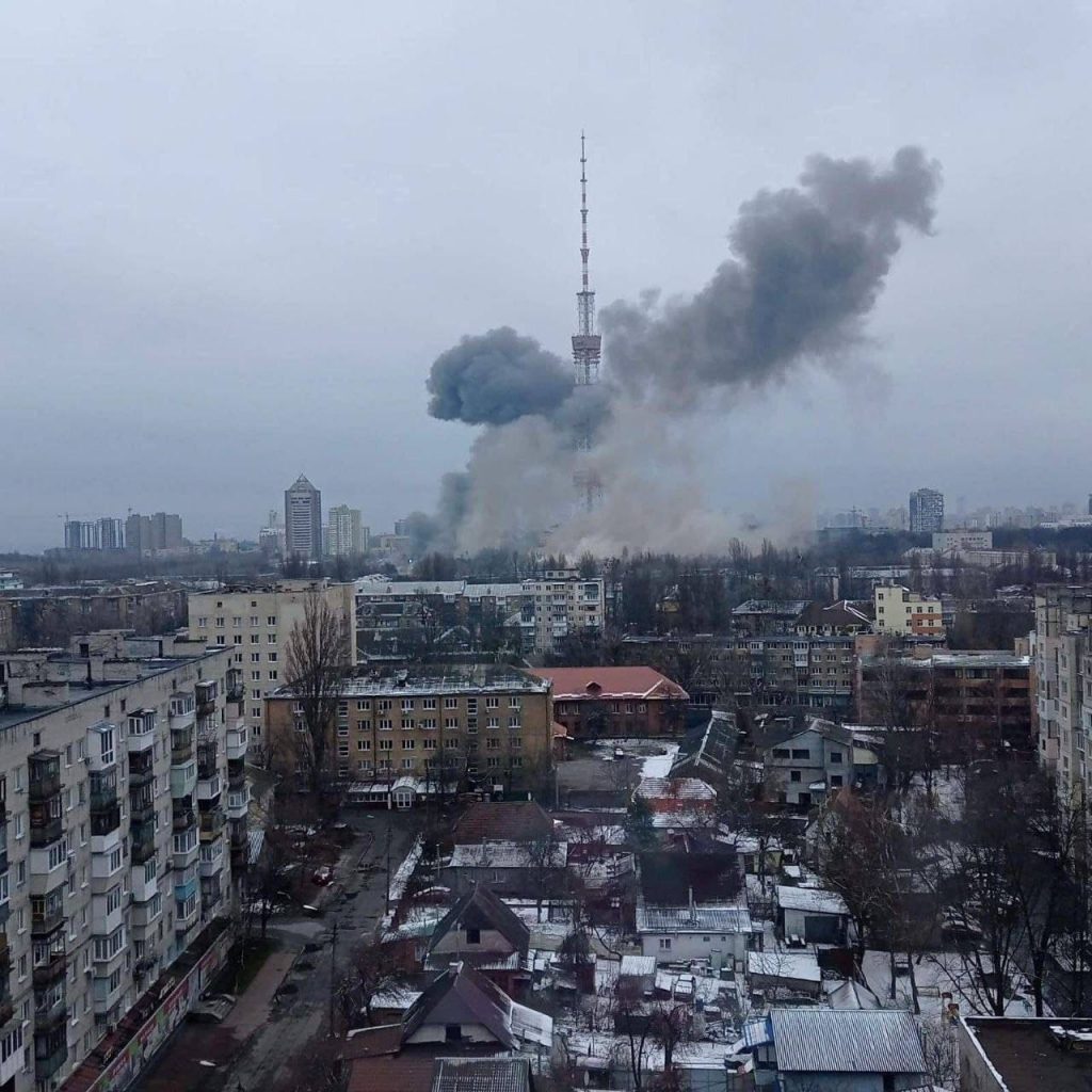 Окупанти влучили ракетами в Київську телевежу