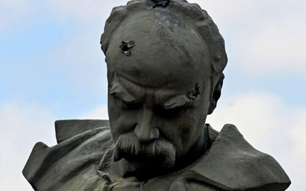 Окупанти розстріляли пам’ятник Шевченку в Бородянці