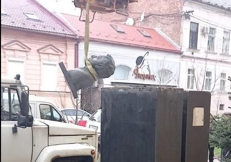 У Мукачеві демонтували пам’ятник Пушкіну