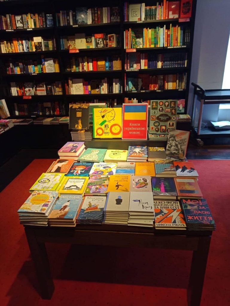 У найбільшому книжковому магазині Німеччини почали продавати українські книжки