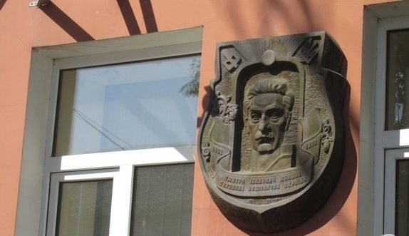 У Мелітополі окупанти змусили викраденого активіста демонтувати барельєф Донцова