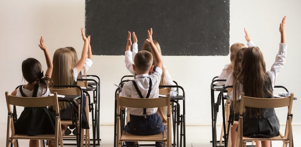 8% українських дітей не відвідують школи через війну — опитування