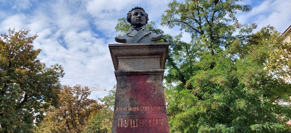У Харкові та Києві пам’ятники Пушкіну облили червоною фарбою