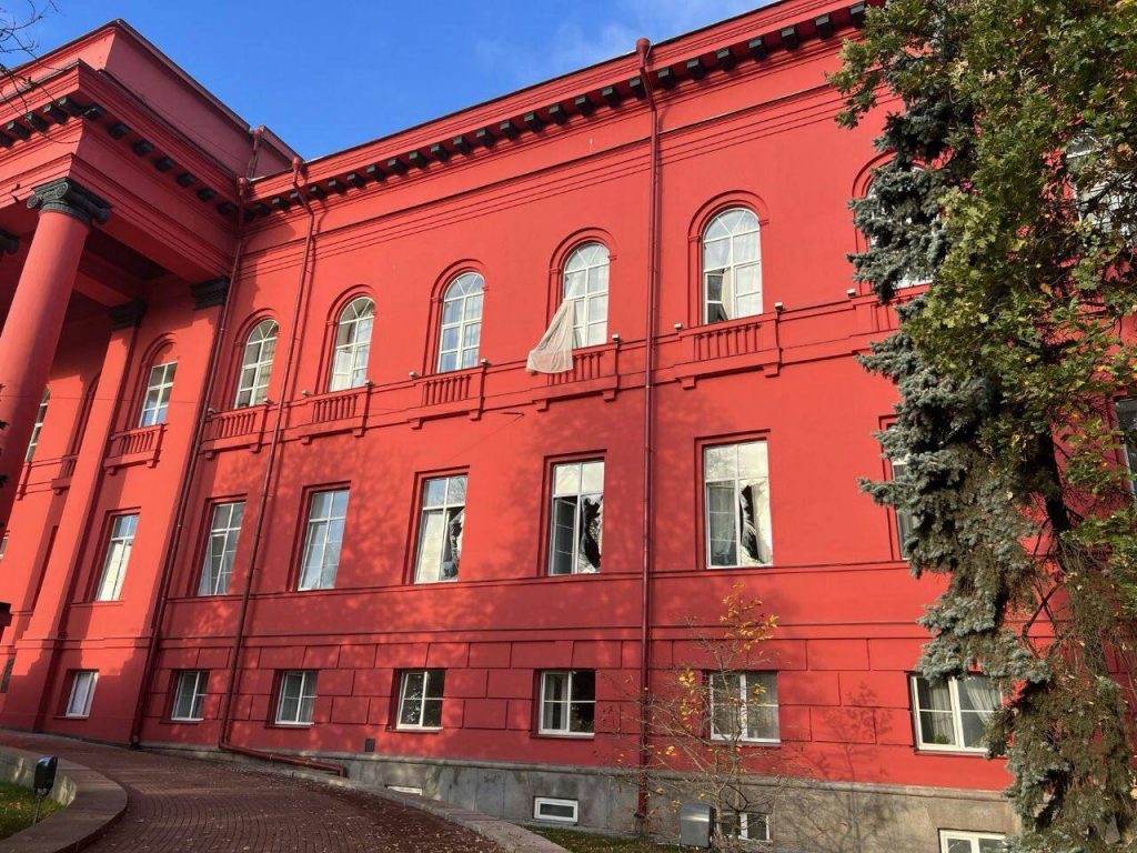 Через обстріли у Києві пошкодили 6 закладів культури