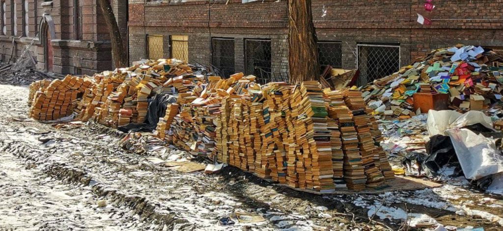 Окупанти викидають книжки з університетської бібліотеки в Маріуполі
