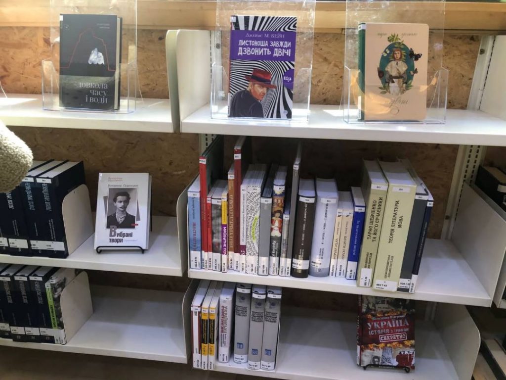 У Будапешті відкрили українську книжкову поличку