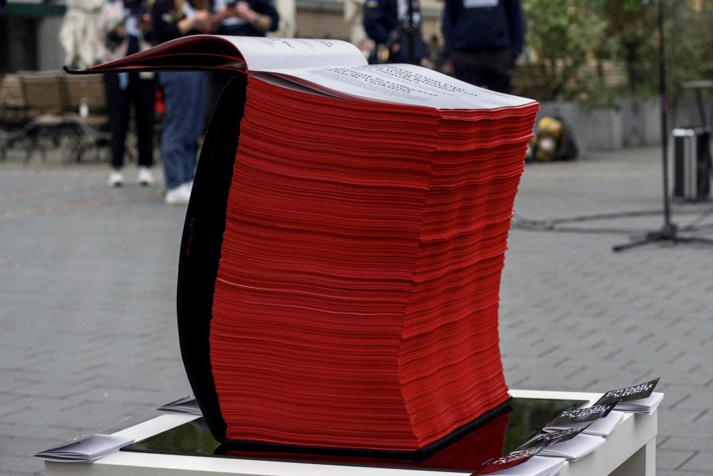 Для іноземців створили 50-тикілограмову книжку про злочини росії
