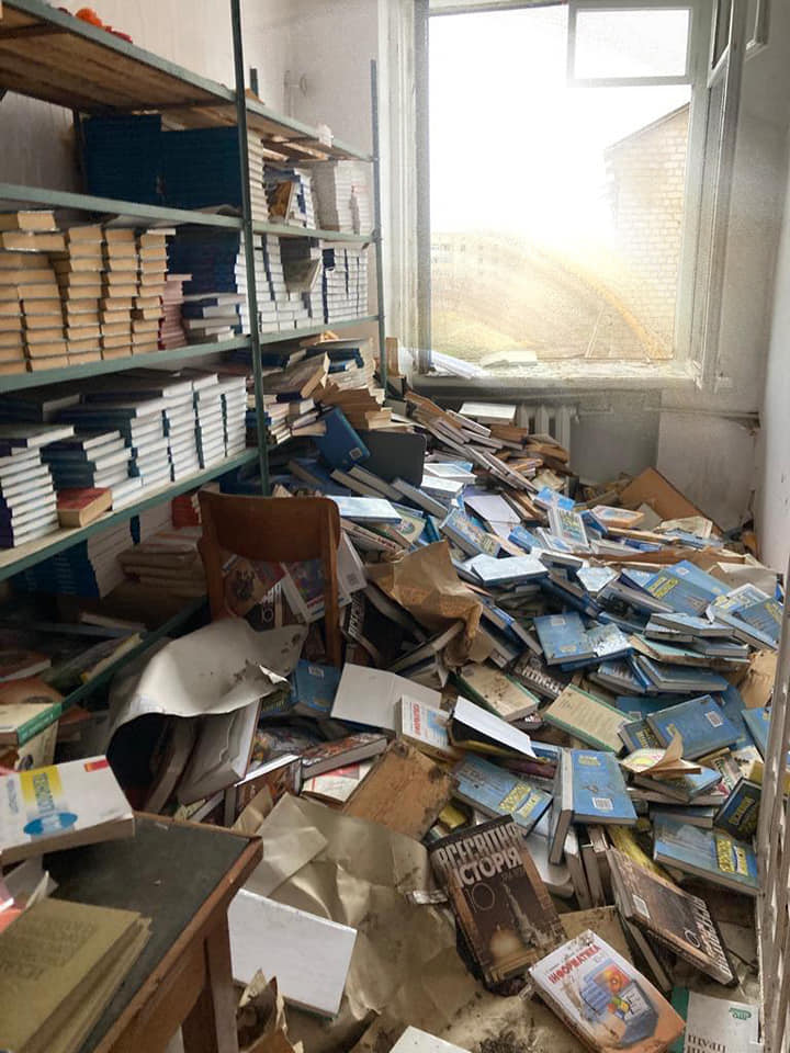 Військові ЗСУ врятували з прифронтового Сіверська п’ять тонн книжок