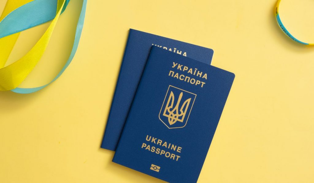 Мовний омбудсмен закликає прибрати російську мову з паспортів українців