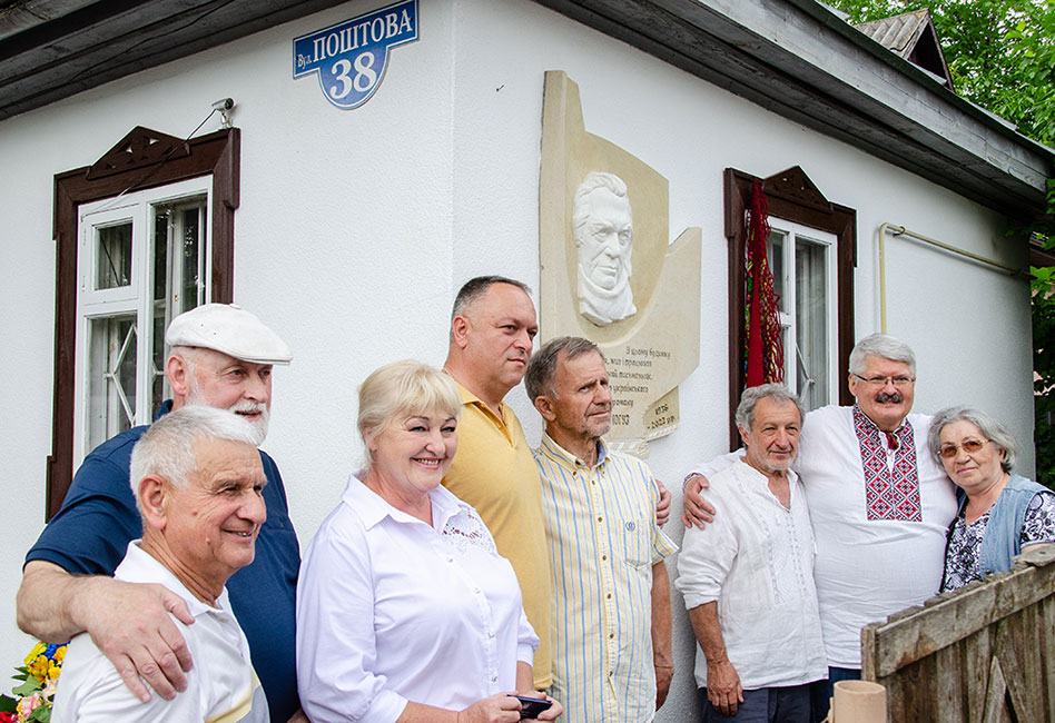 На Вінниччині відкрили меморіальну дошку письменнику Олегу Чорногузу