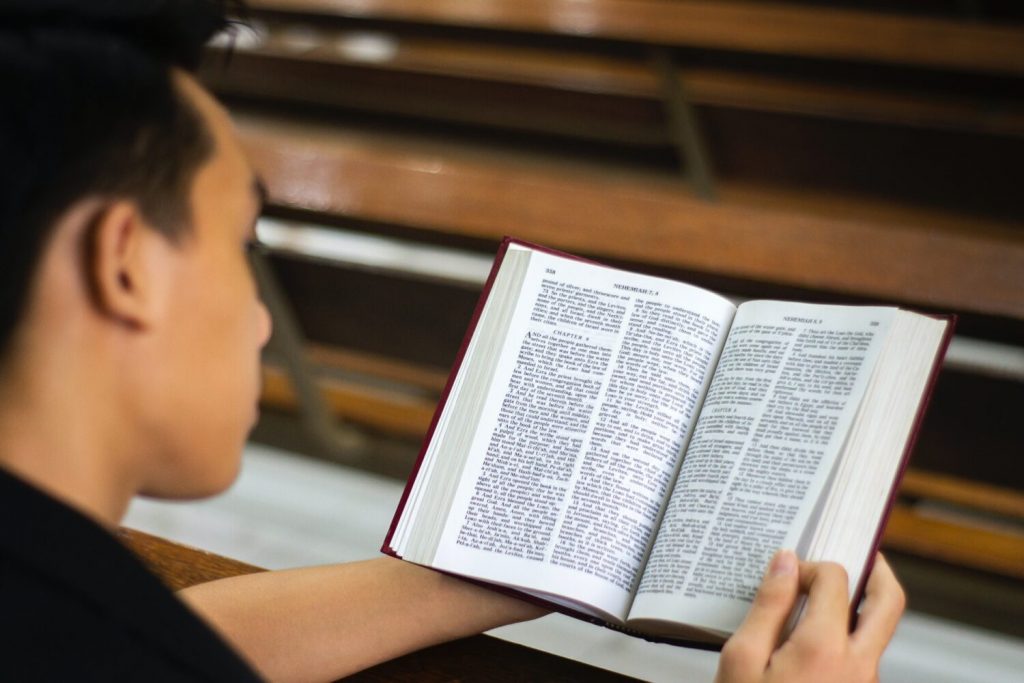 У школах штату Юта в США заборонили Біблію за «вульгарність і насильство»