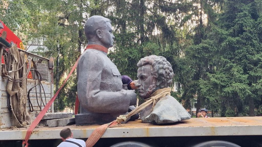 У Полтаві демонтували один з останніх пам’ятників Пушкіну