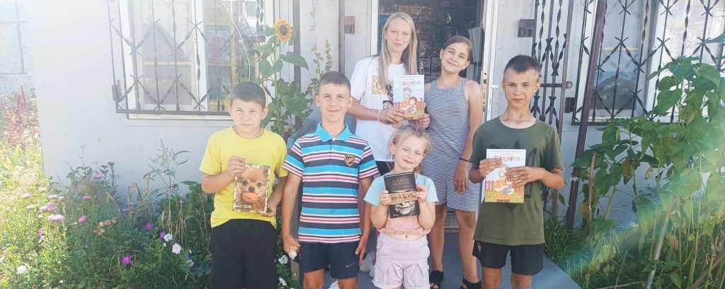 У прифронтовому місті Курахове місцеві діти започаткували бібліотеку