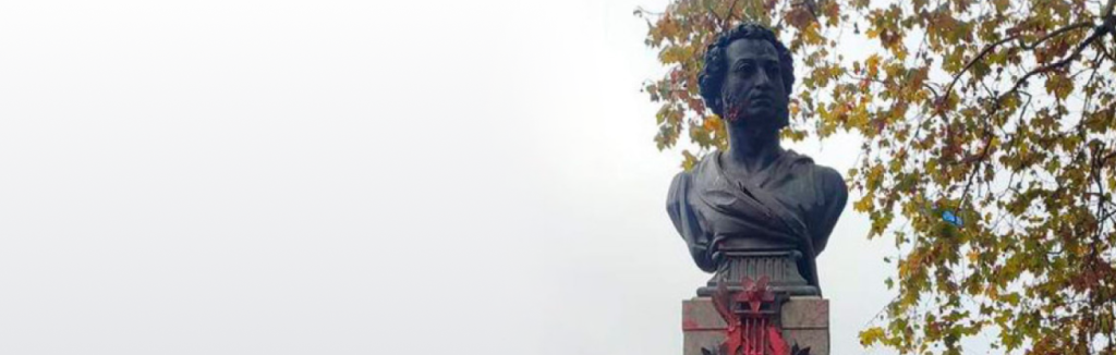 В Одесі пам’ятник Пушкіну поки що лише облили червоною фарбою