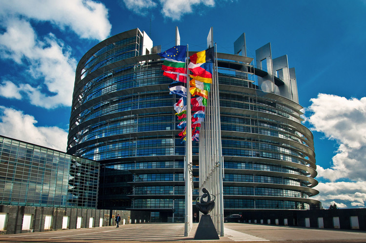 Європарламент закликав уряди ЄС подбати про соцзахист і права культурних діячів