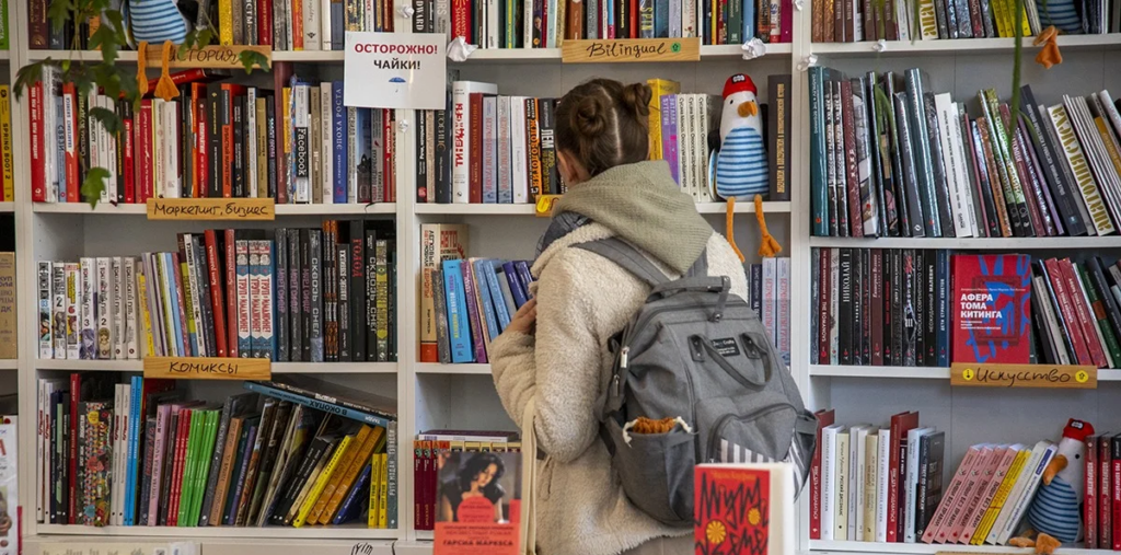 У білорусі заборонили ще 31 книжку, зокрема збірку поезії про протести