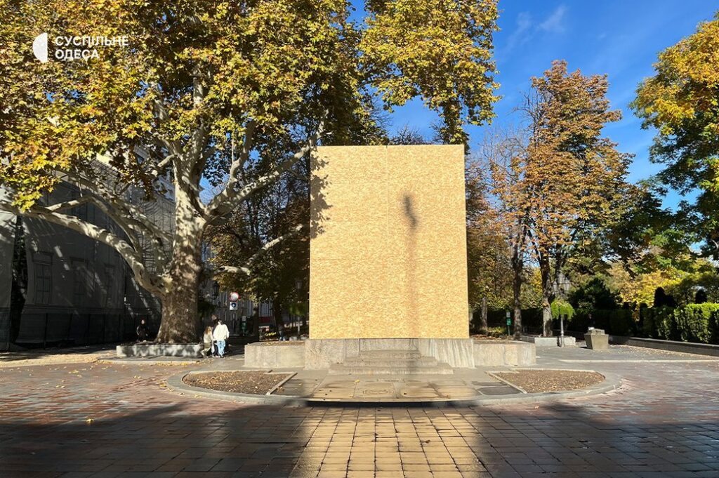 В Одесі пам’ятник Пушкіну закрили «від публічного огляду» В Одесі пам’ятник Пушкіну закрили «від публічного огляду»