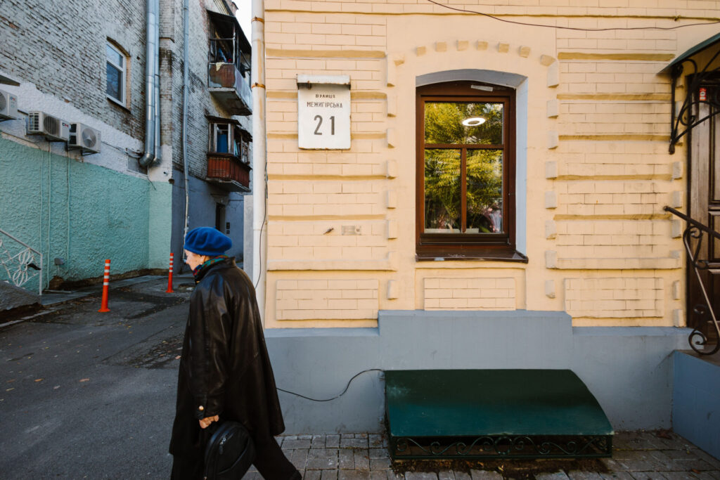 На фасаді видавництва «Смолоскип» з’явилася мініскульптура проєкту «Шукай!»