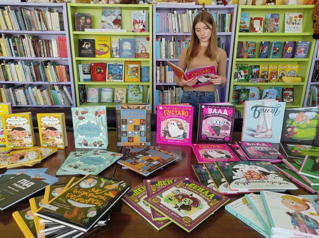 78 бібліотек отримали книжки завдяки видавництву «Моя книжкова полиця» і фонду Говарда Баффета