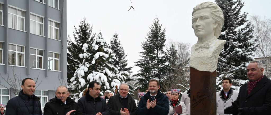 В Ужгороді відкрили памʼятник чеському поету Міхаю Емінеску