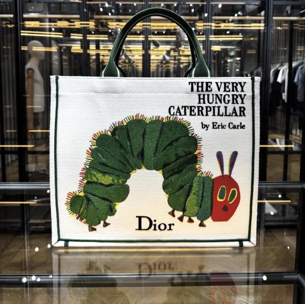 Dior випустив сумку з обкладинкою дитячої книжки