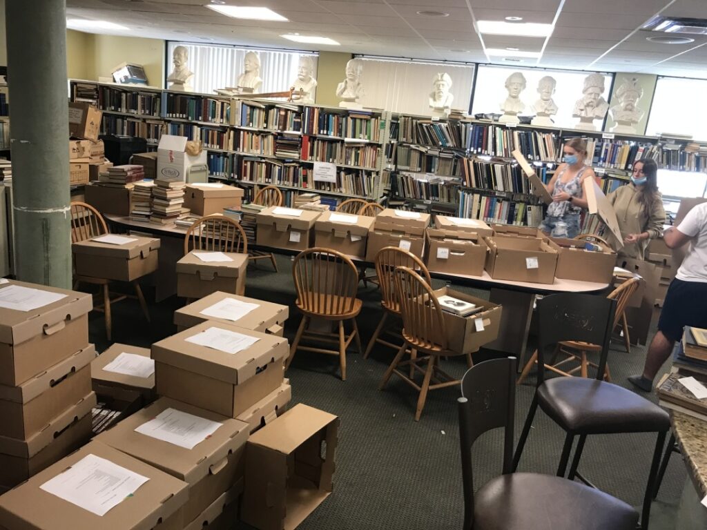 УІНП допомагатиме оцифровувати книжки бібліотеки, що переїхала з Торонто в Тернопіль