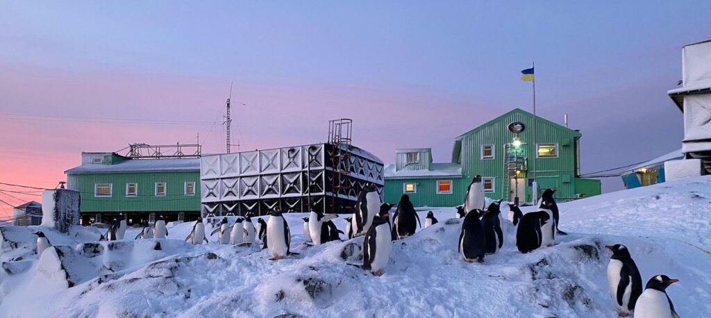 На станцію «Академік Вернадський» передали ще книжок