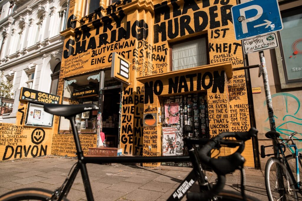 Міністр культури Німеччини скасував нагородження премії після скандалу з виключенням книгарень