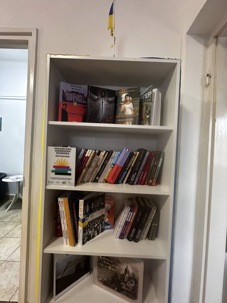 У Сюдлігеті в Угорщині відкрили нову «Українську книжкову поличку»