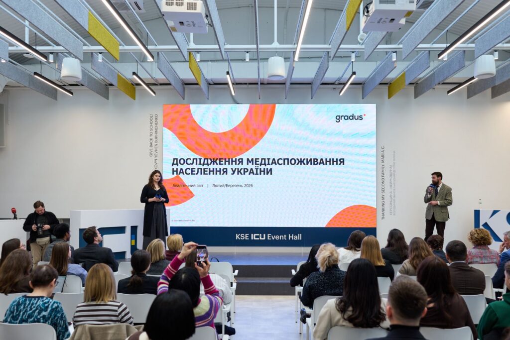 Українці споживають освітній контент і новини українською мовою — опитування